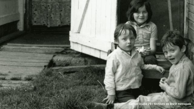 Photo ancienne en noir et blanc de 3 enfants &agrave; la lib&eacute;ration de Brest