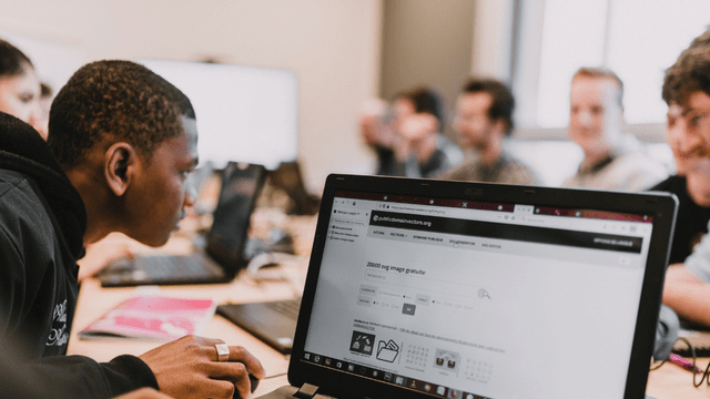 Personne sur son ordinateur