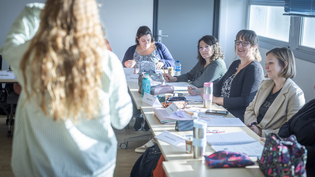 Personnes en r&eacute;union formation continue dans une salle de classe