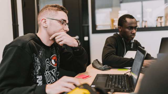 Deux &eacute;tudiants sur leur ordinateur